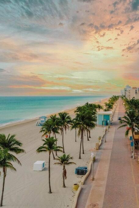 Hollywood Beach, Steps To The Beach, Pool Екстериор снимка